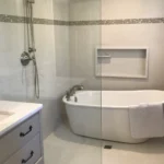 Freestanding curved white soaking tub